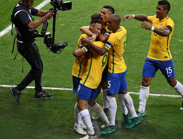 Brasil vence 3-0 en el clásico ante Argentina y se afianza como líder