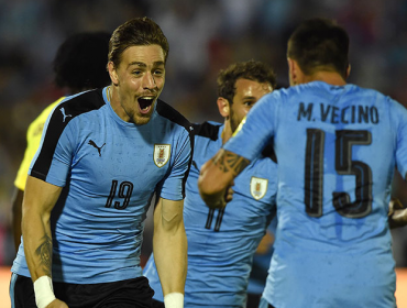 Uruguay derrota 2-1 a Ecuador y se acerca a la clasificación