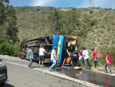 Bus Flota Verschae vuelca en ruta a Olmué con trabajadores