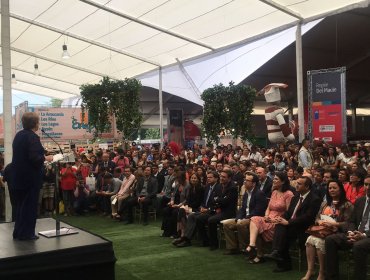 Video: Bachelet interrumpe discurso en pleno acto para ayudar a hombre que se desmayo