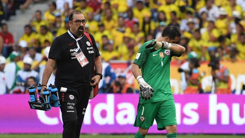 Claudio Bravo estará ante Uruguay