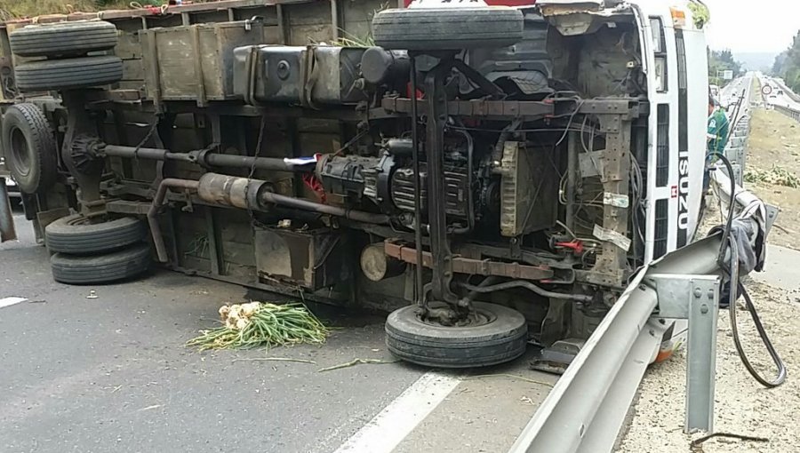 Camión vuelca en Ruta 68 y bloquea ruta que va hacía Valparaíso