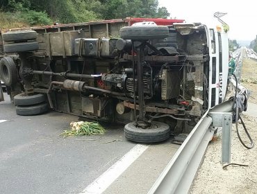 Camión vuelca en Ruta 68 y bloquea ruta que va hacía Valparaíso