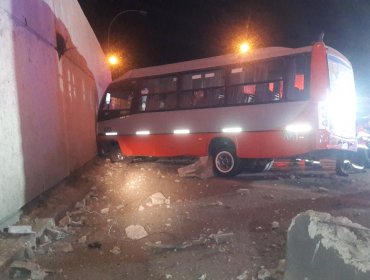 Valparaíso: Fuerte impacto de microbús contra muralla en plena Avenida España