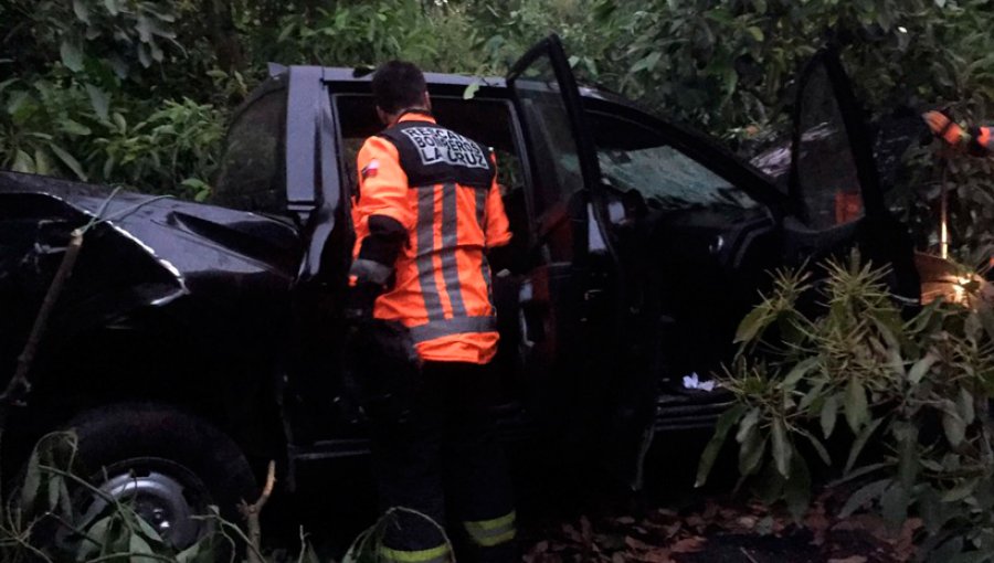 Camioneta vuela por los aires en La Cruz y cae en una parcela