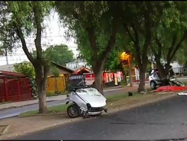 Impacto: Auto marca Lifan choca con un árbol y se parte por la mitad