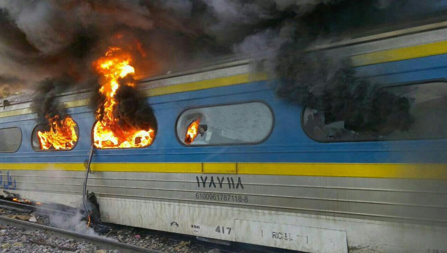 Al menos 44 muertos y decenas de heridos al chocar dos trenes en Irán