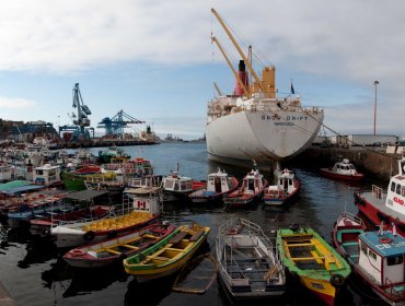 Cadáver de hombre flotando en pleno muelle Prat causa expectación en Valparaíso