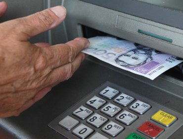 Hackers roban bancos haciendo escupir dinero a los cajeros automáticos