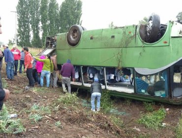 Al menos 17 heridos en volcamiento de bus en ruta Talca San Javier