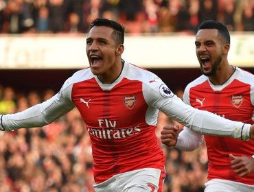 Un doblete de Alexis le devolvió la sonrisa a Arsenal