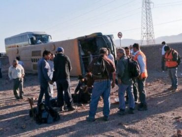 Pozo Almonte: Volcamiento de bus deja 18 trabajadores de SQM lesionados