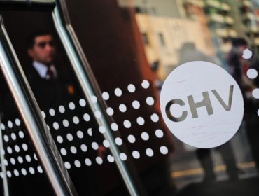 Equipo de prensa de Chilevisión es detenido acusado de robar una caja de cervezas