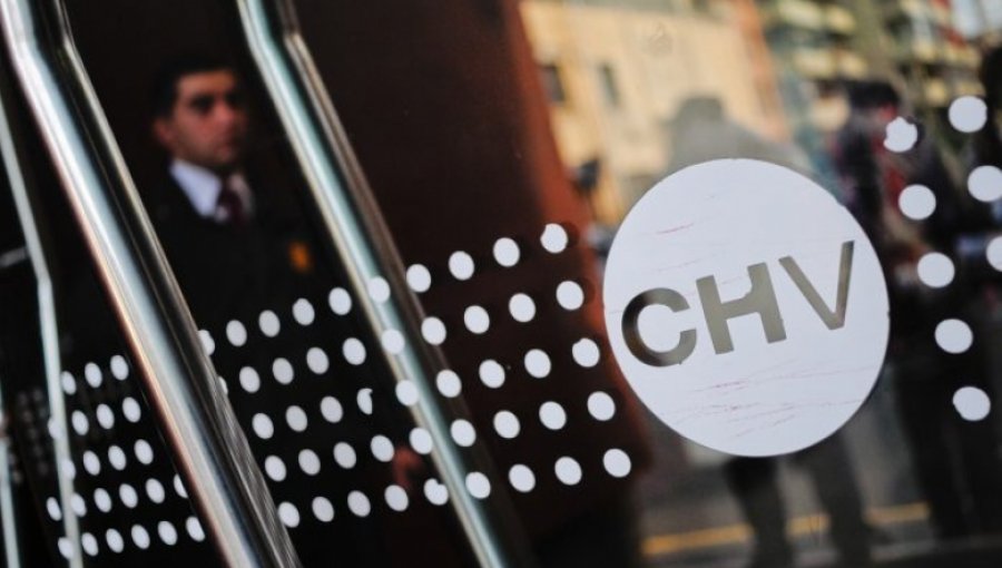 Equipo de prensa de Chilevisión es detenido acusado de robar una caja de cervezas