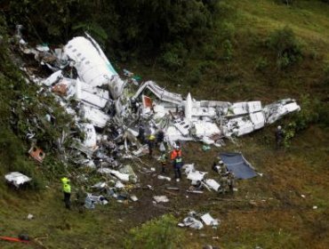 Operan a sobrevivientes de accidente aéreo en Colombia, comenzará investigación