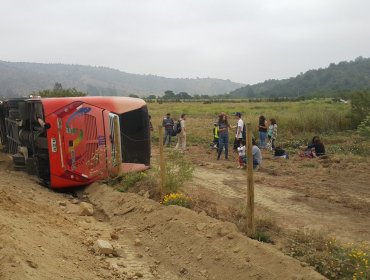 Pullman Bus vuelca en Ruta Lo Orozco y deja 10 lesionados