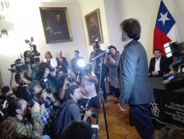 Jorge Sharp asume como alcalde de Valparaíso con gritos de "Si se pudo"