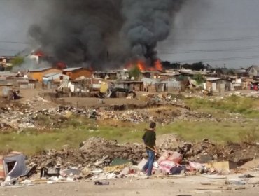 Incendio arrasa con 17 viviendas en campamento de Maipú