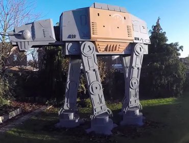 El mejor regalo de Navidad: Aficionado hace una réplica del AT-AT de Star Wars a tamaño real