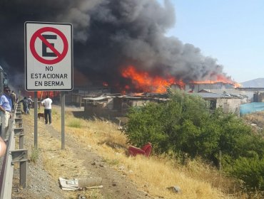 100 viviendas son arrasadas por el fuego en Quilicura