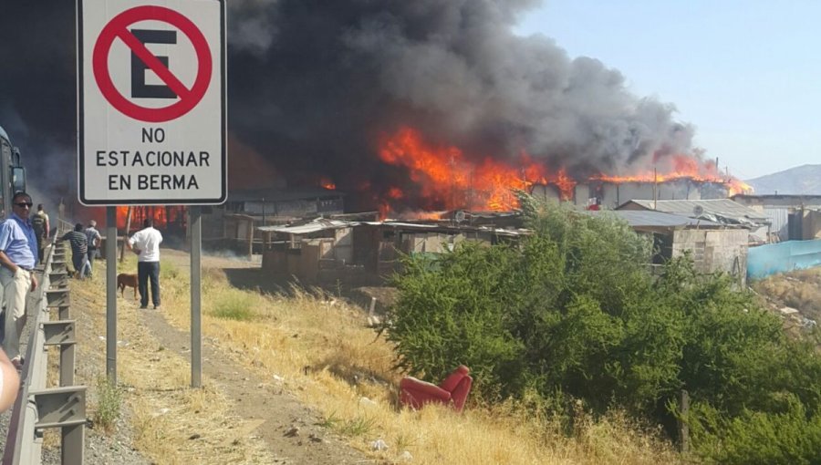 100 viviendas son arrasadas por el fuego en Quilicura