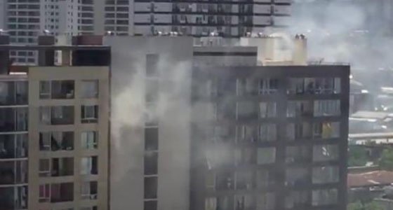 Madre e hijo muren tras lanzarse de décimo piso en edificio que se incendiaba