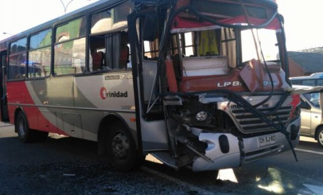 Tres buses chocan por alcance en Concepción: Al menos ocho lesionados