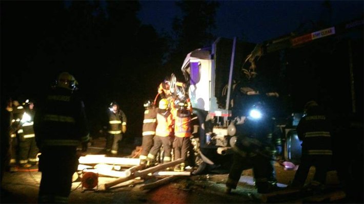 Cuatro muertos deja colisión de dos camiones y auto que se desintegró tras colisión