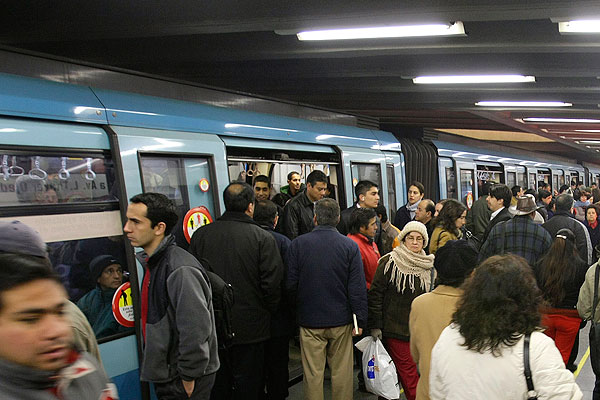 Cobarde ataque en el metro: Universitaria fue abusada y golpeada sin que nadie la ayudara