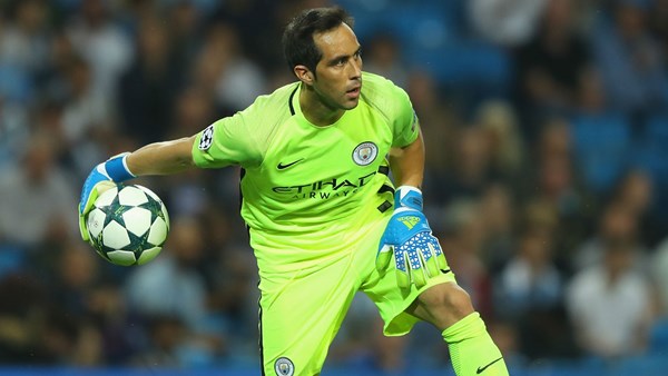 Claudio Bravo, entre los 100 mejores jugadores del mundo