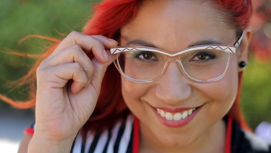 Sexy foto de Alejandra Valle en directo apoyo a Kel Calderón: Linda e Inteligente