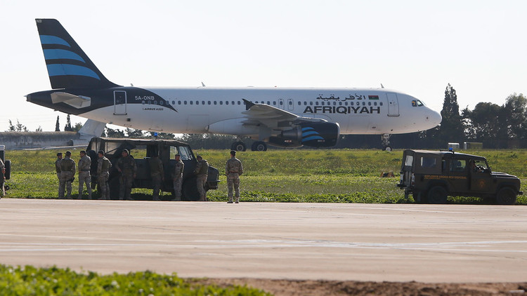 Secuestran un avión libio con 118 personas a bordo y lo desvían a Malta