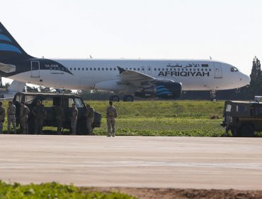 Secuestran un avión libio con 118 personas a bordo y lo desvían a Malta