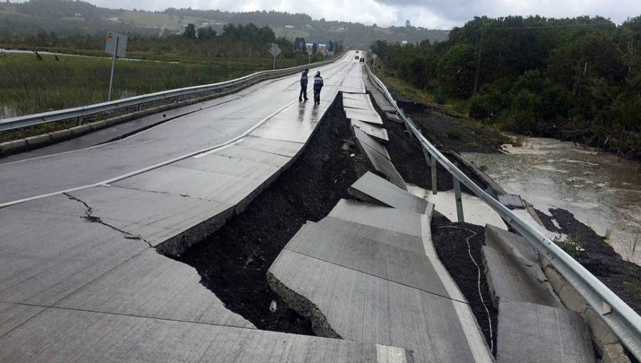 Terremoto en Chiloé: Replicas toda la noche, aún lugares sin luz y caminos con socavones tras nuevo balance