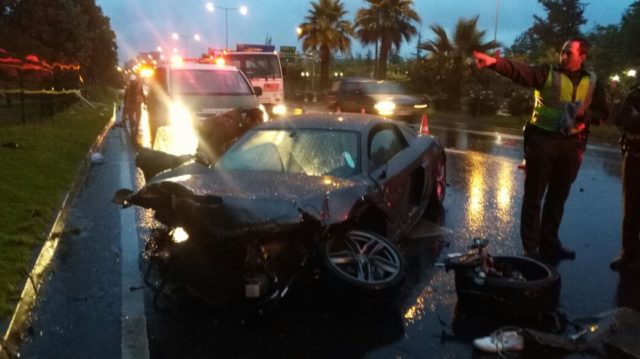 Auto de lujo fue abandonado en Las Condes tras ser chocado