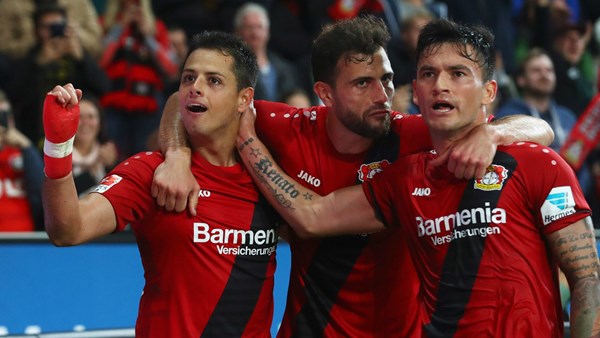 Aránguiz y Chicharito protagonizaron los saludos del Leverkusen