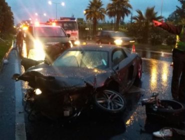 Auto de lujo fue abandonado en Las Condes tras ser chocado