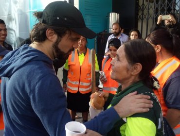 Valparaíso post noche de año nuevo: Alcalde comparte con trabajadores que limpian el puerto