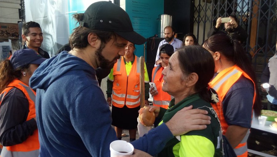 Valparaíso post noche de año nuevo: Alcalde comparte con trabajadores que limpian el puerto