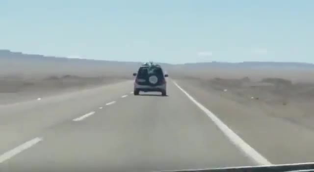 Video muestra marcha de Jeep en Calama con hombre amarrado en el techo