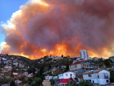 Dantescas imágenes de mega incendio en Valparaíso