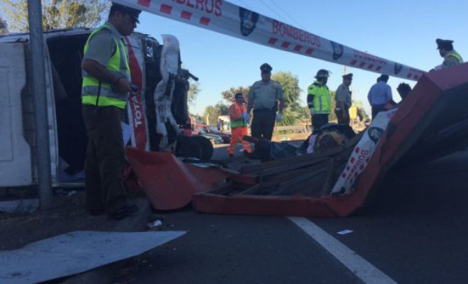 Camión arrasó con paradero en Ruta 5 Sur y mato a una mujer junto a su bebé