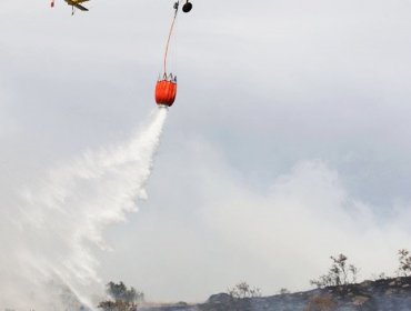 Helicóptero de Conaf que combatía incendio forestal capotó en el sur del país