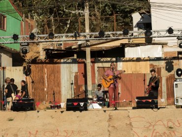 Familias damnificadas del incendio en Valparaíso disfrutaron con espectáculos de cueca, cumbia y pasacalle cultural