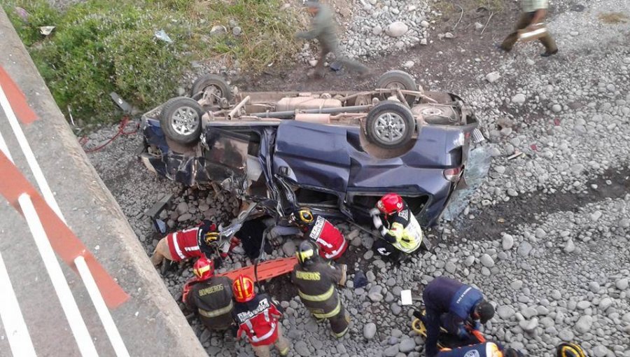 Furgón cae desde el puente Rauco dejando una persona fallecida y ocho heridos