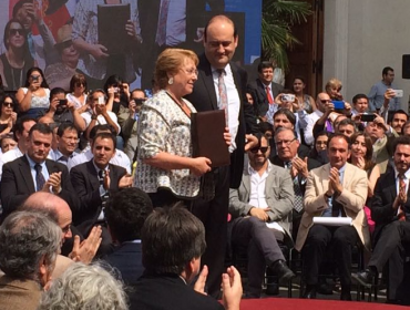 Bachelet entrega las Bases Ciudadanas para la nueva Constitución