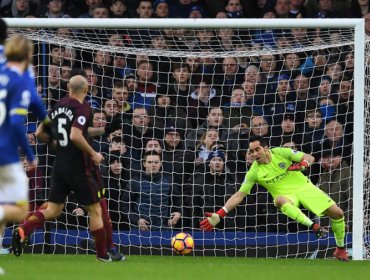 Claudio Bravo es bapuleado en Inglaterra y Sampaoli elogiado en España