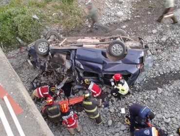 Furgón cae desde el puente Rauco dejando una persona fallecida y ocho heridos