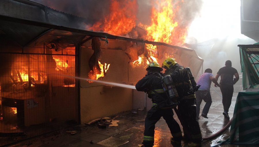 Incendio en pleno centro de Quilpué obliga evacuación