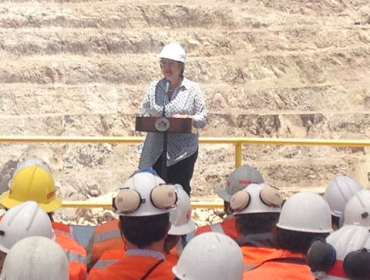 Bachelet dedicó unas palabras a Landerretche en ceremonia de Codelco